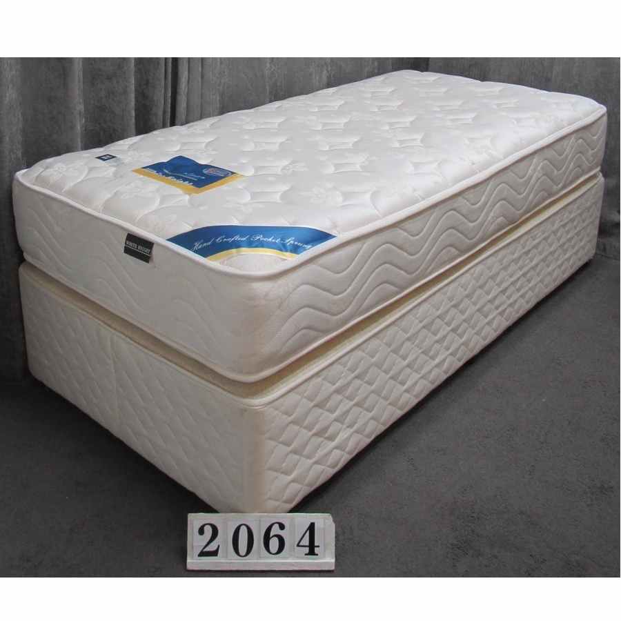 Au2064  Single bed and luxury mattress.