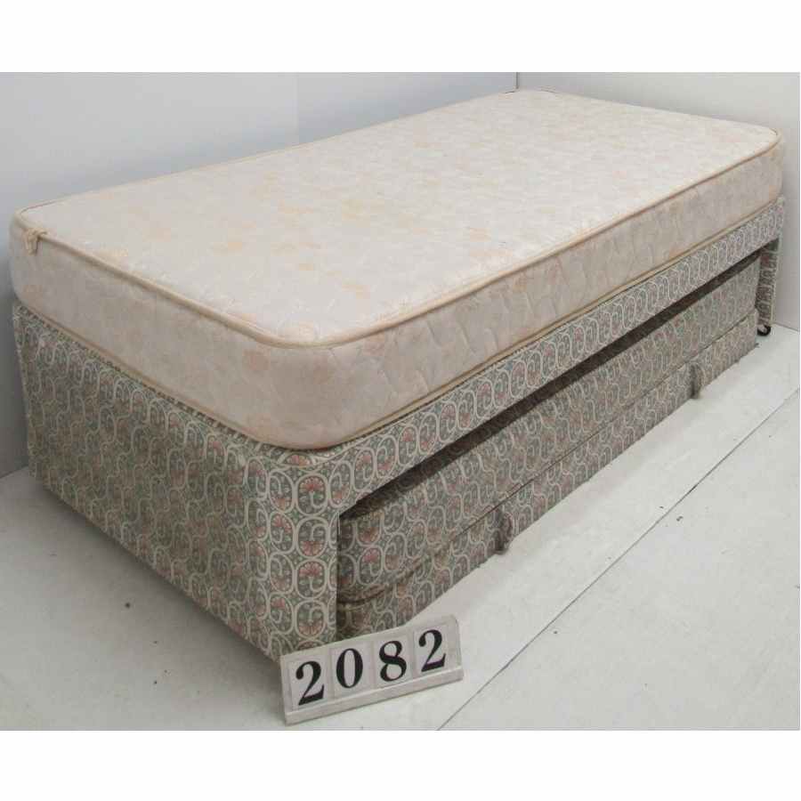 Au2082  Trundle bed with mattresses.