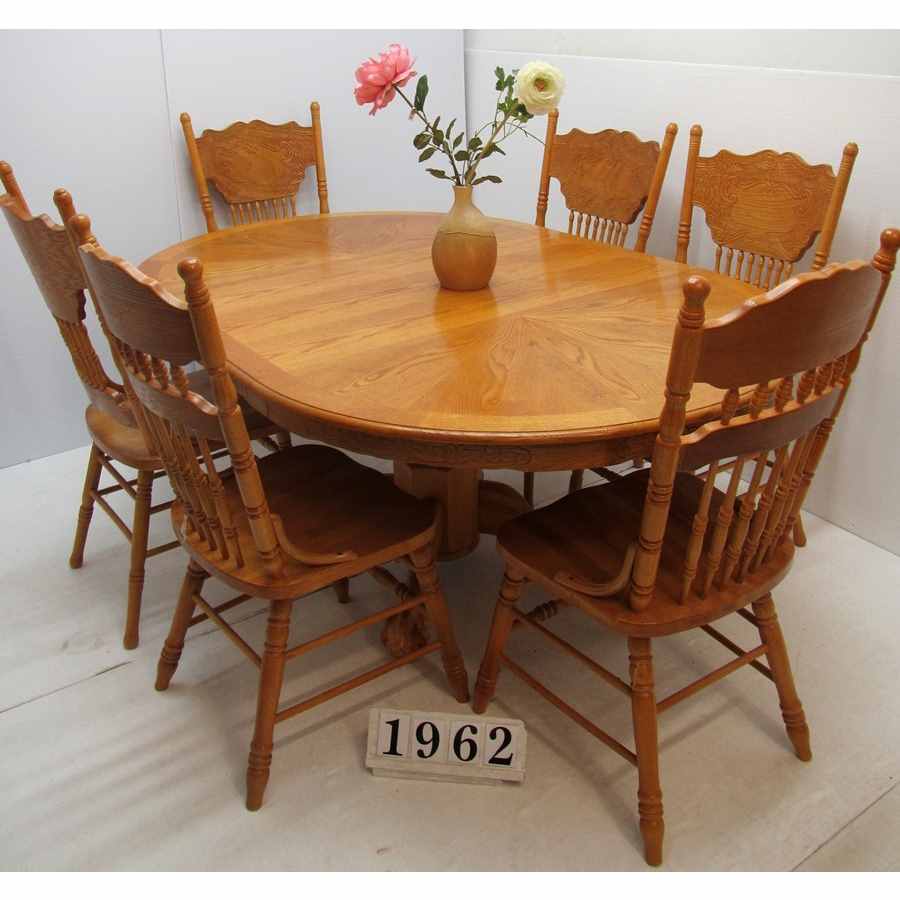 A1962  Extending table and 6 or 4 chairs.