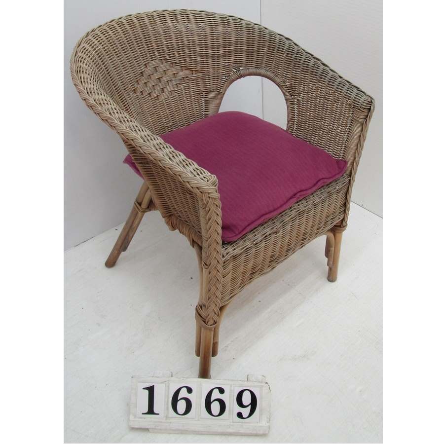 A1669  Wicker chair, single.