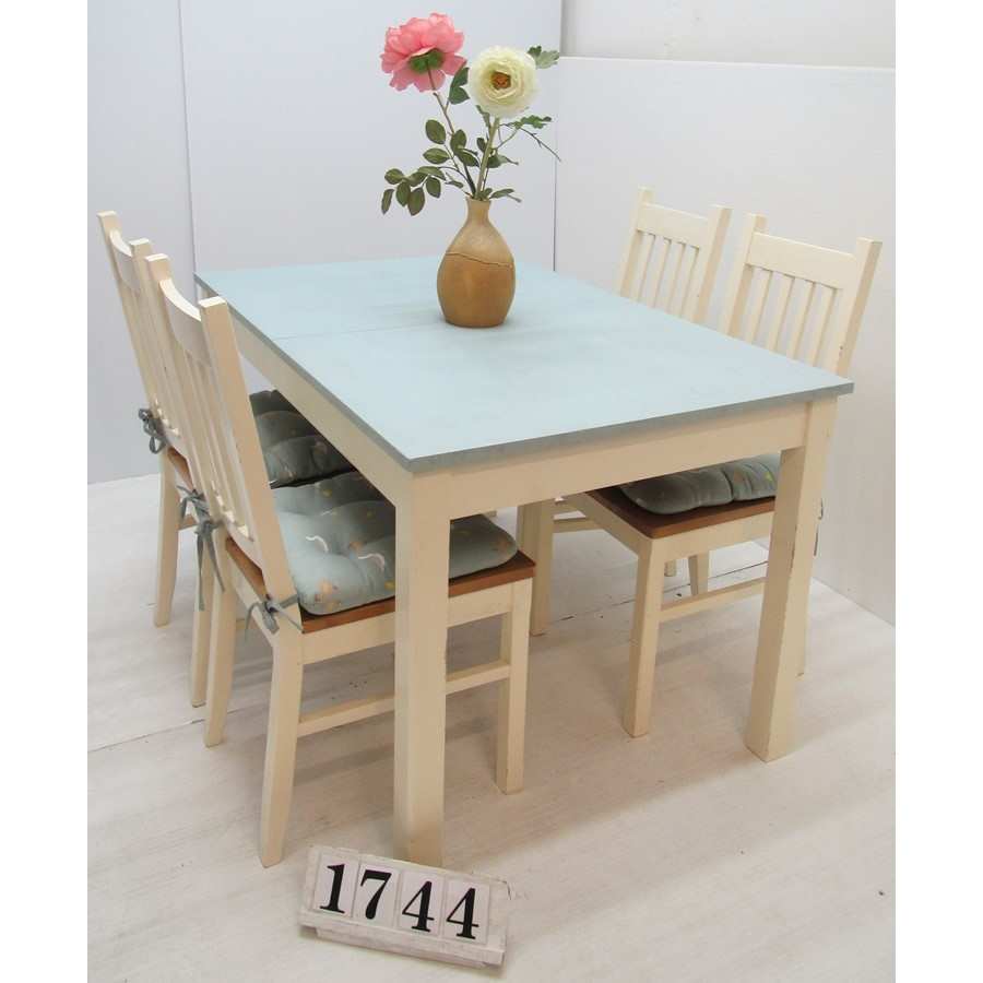 Extending table and 4 chairs.