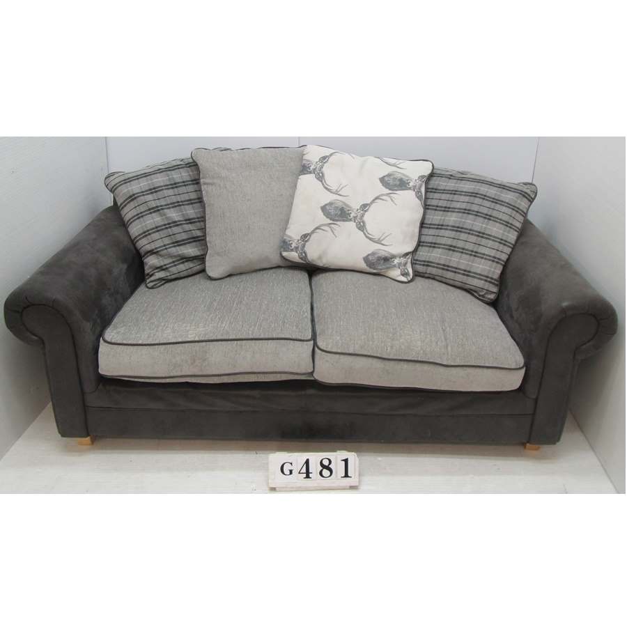 AG481  Nice sofa.