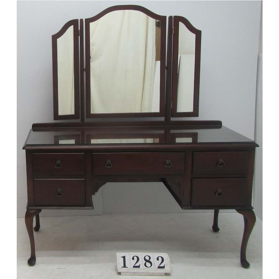 A1282  Beautiful dressing table with mirror.