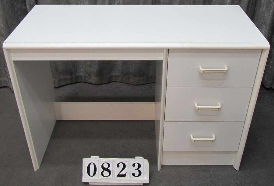 A0823  White dressing table.