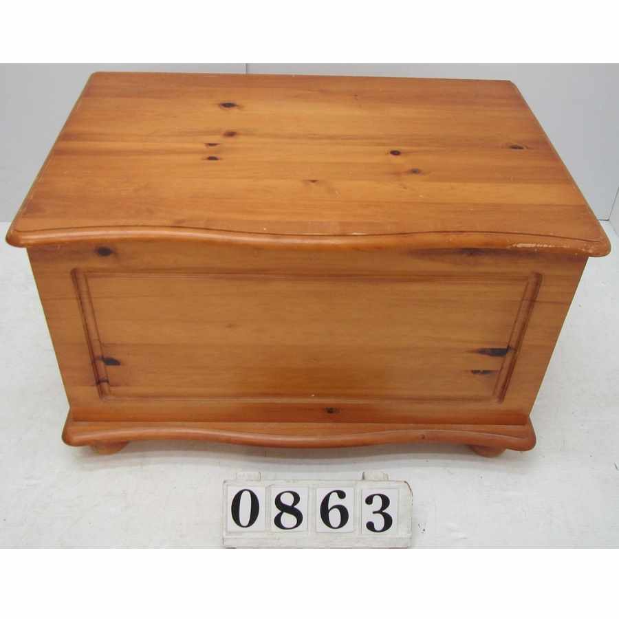 A0863  Blanket or toy box.
