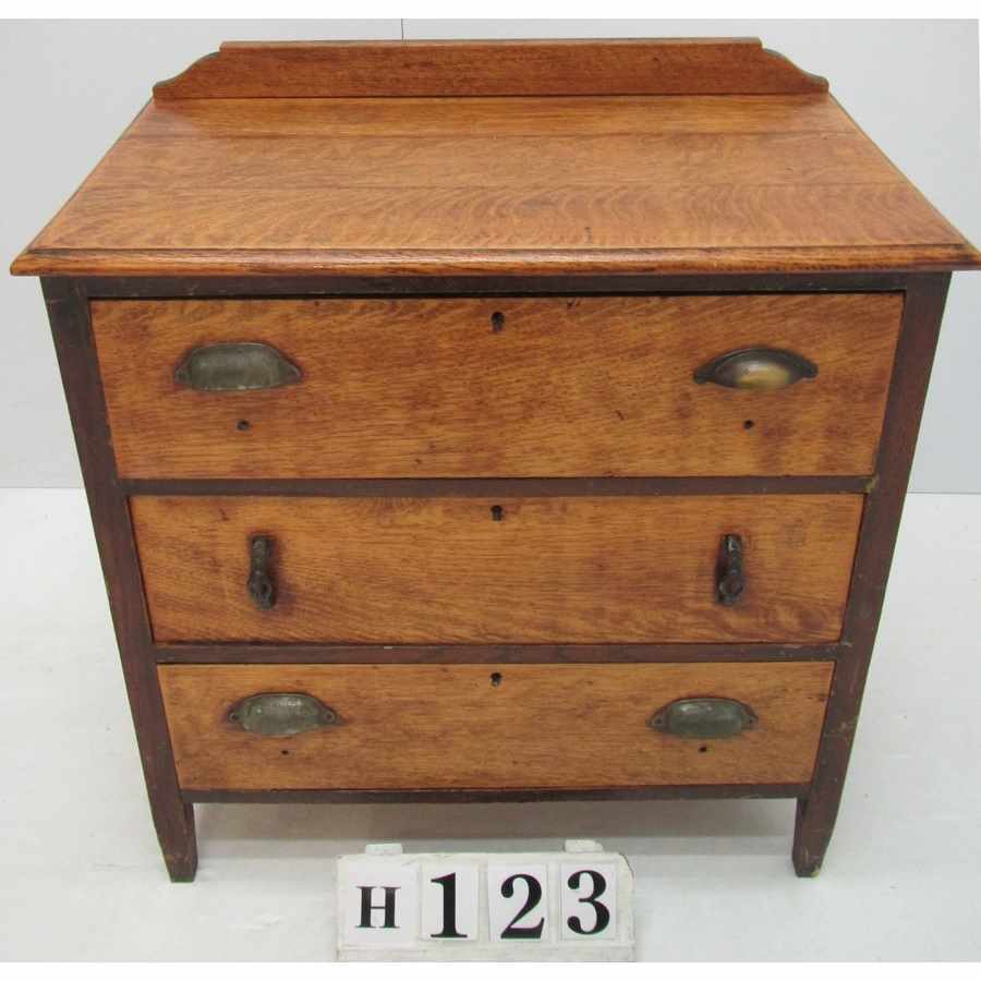 AH123  Vintage chest of drawers.
