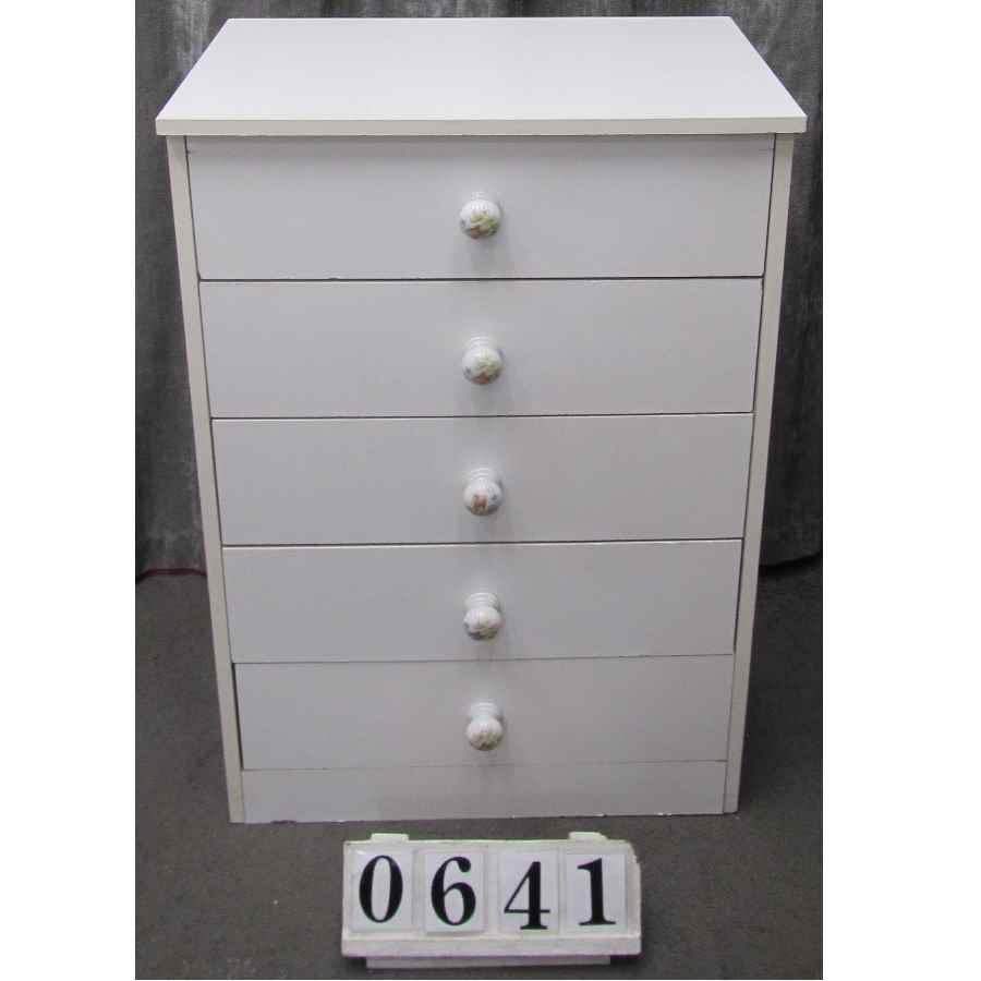 A0641  Small chest of drawers.