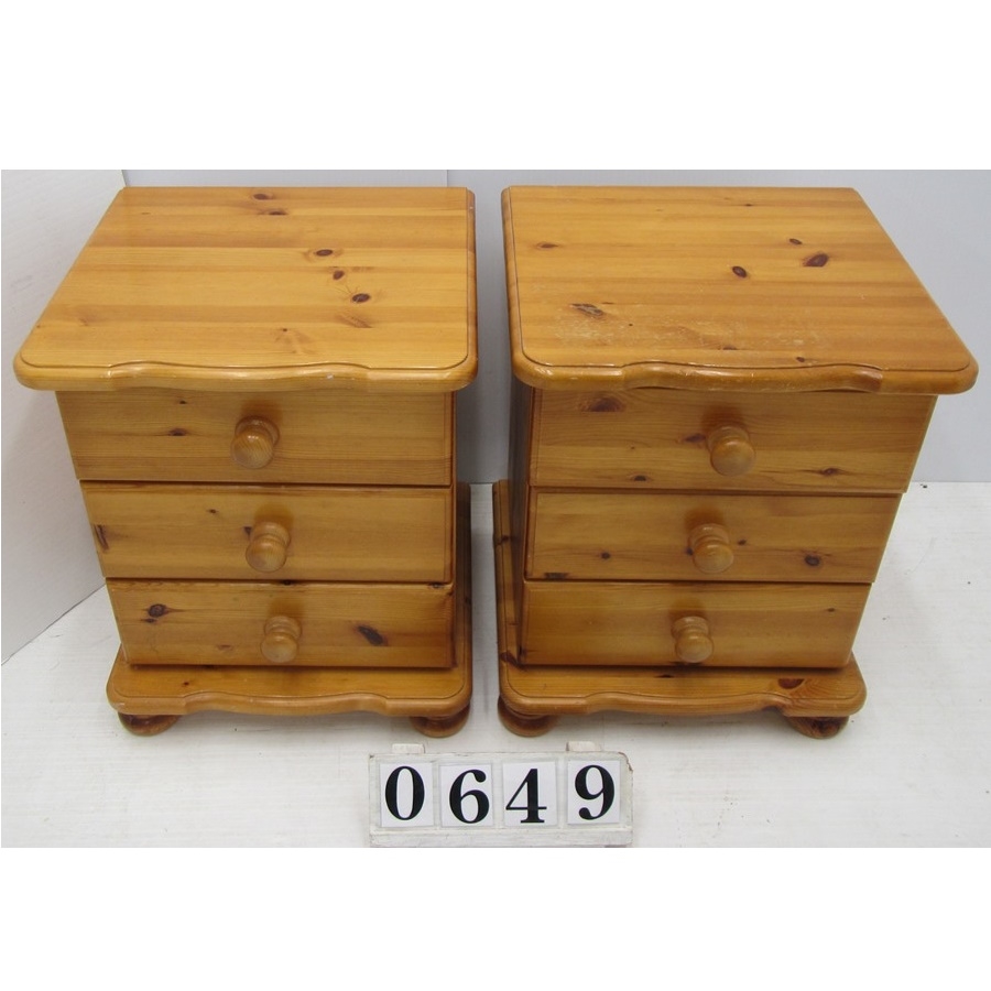 A0649  Pair of solid bedside lockers.