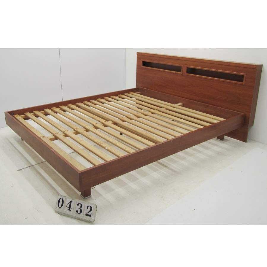 Ay0432  Large kingsize 5ft3 bed and mattress set.